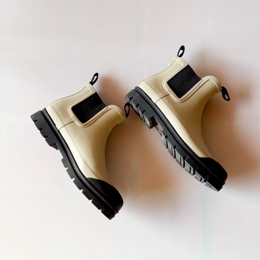 Everlane Women’s Ankle Rubber Rain Chelsea Boot in Stone Sz 9